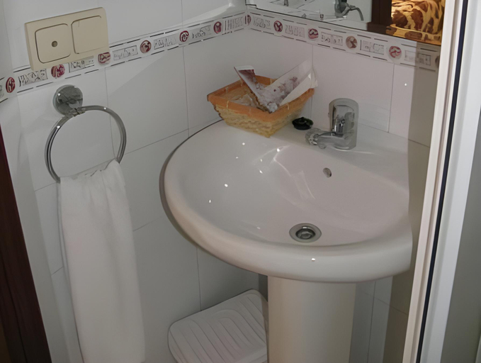 Bathroom 2, Hostal Noli, Cádiz