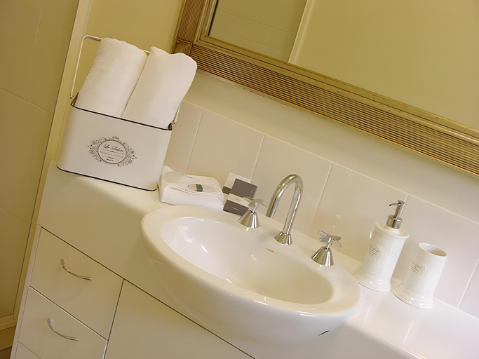 Bathroom 2, Apple Tree Cottage, Maroochy