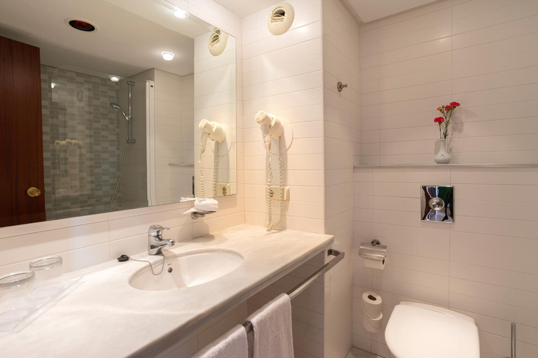 Bathroom 5, Hipotels Dunas Cala Millor Aparthotel, Baleares