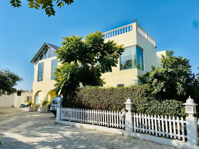 Exterior & Views