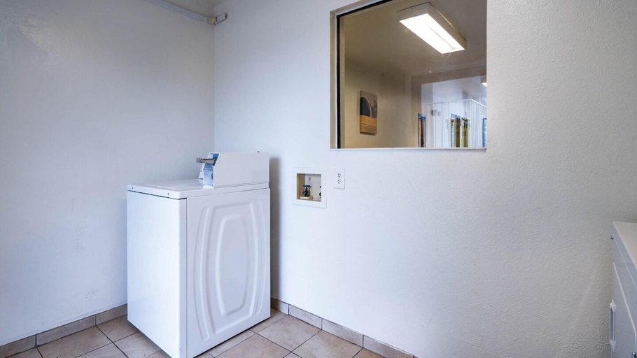 Bathroom 4, Motel 6 Bessemer, AL - Birmingham, Jefferson