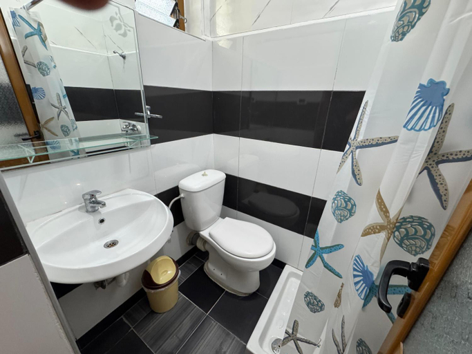 Bathroom 3, Elisabeta Apartments, Sarandës
