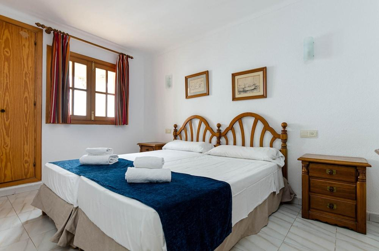 Bedroom 2, Sol y Mar Apartments, Baleares