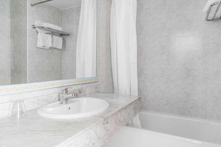 Bathroom, Apartamentos Balear Beach, Baleares
