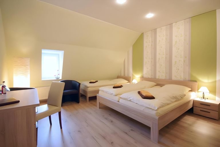 Bedroom 2, Gasthof und Hotel Roter Hirsch, Mittelsachsen