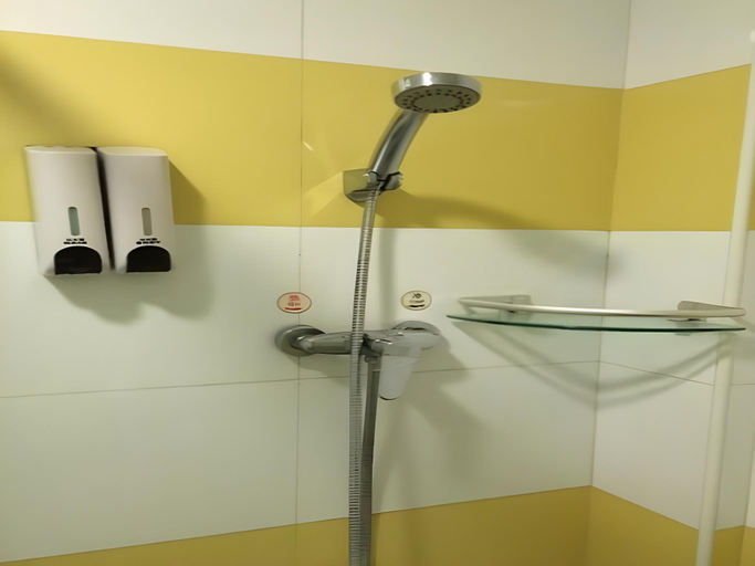 Bathroom 4, 7 Days Inn Binzhou Zhanhua Fuguo Road, Binzhou