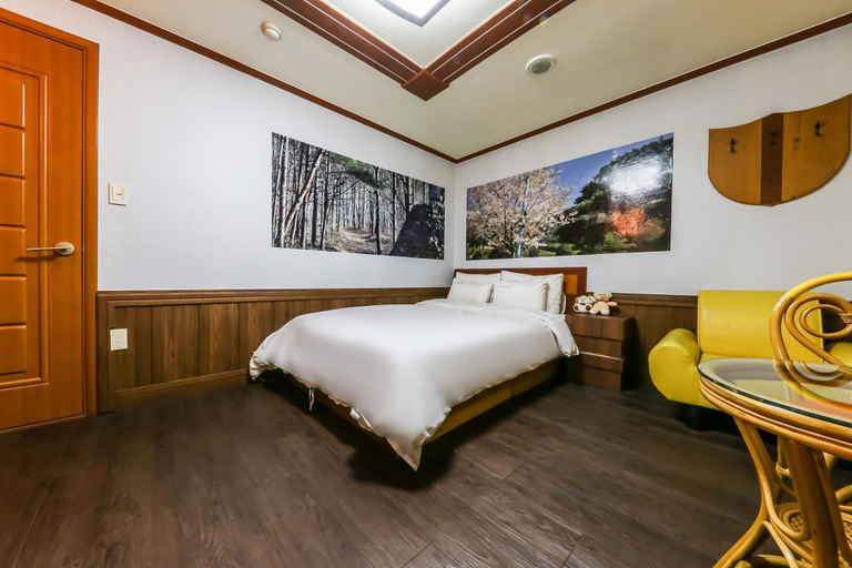 Bedroom 2, Pine Motel, Boryeong