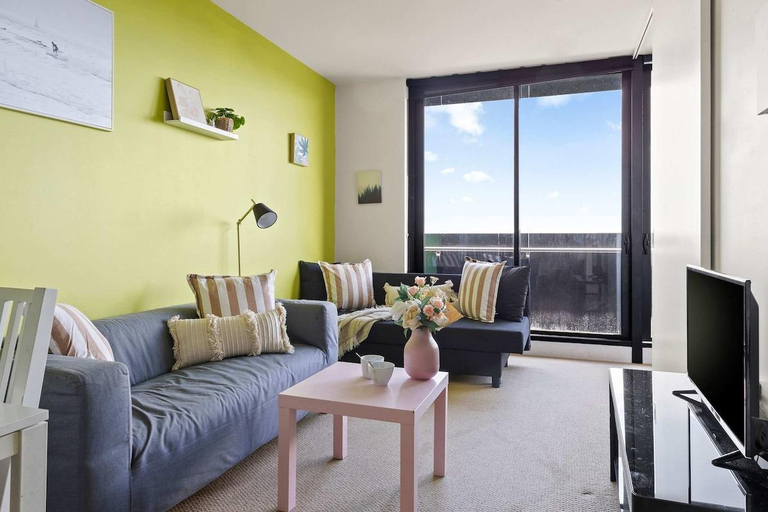 1, Chic 2BR Apt, Near to Melbourne Central, City View, Melbourne