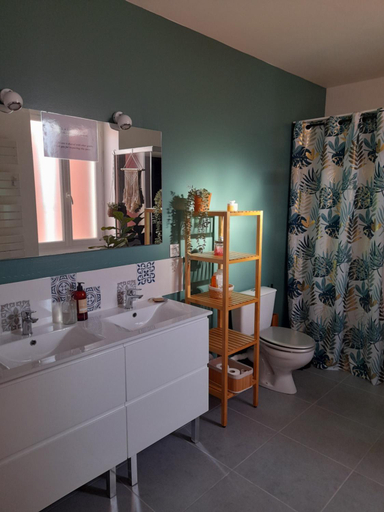 Bathroom 2, Les Hirondelles, Pyrénées-Atlantiques