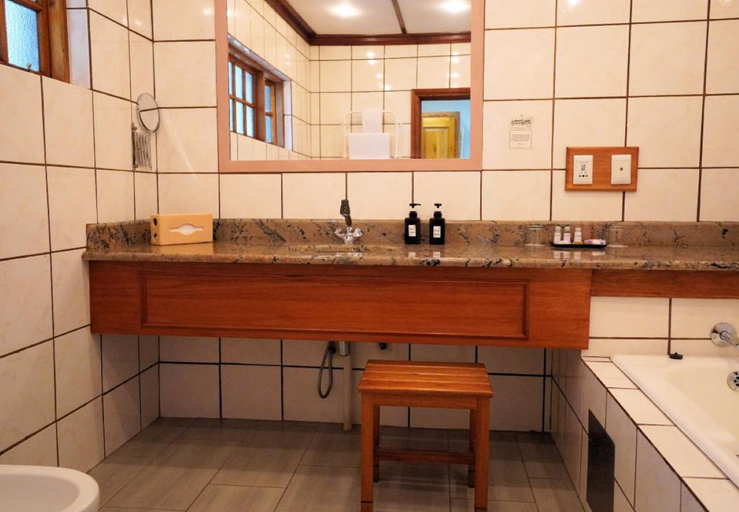 Bathroom 5, Coach House Hotel & Spa, Mopani