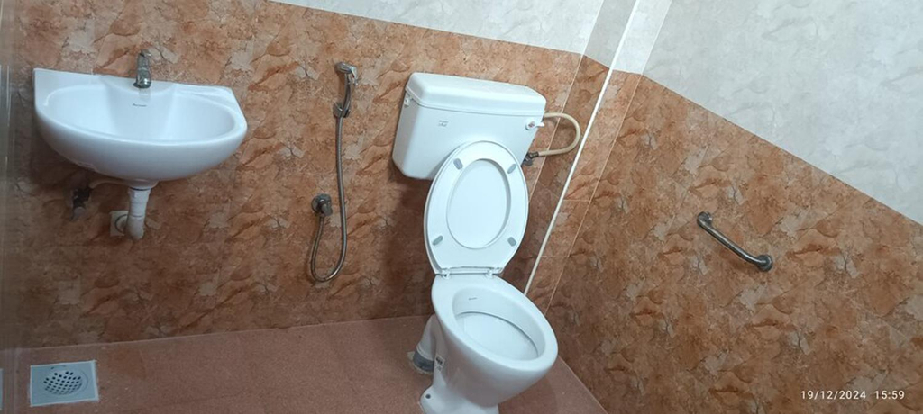 Bathroom 4, Ayyans Park inn , Kancheepuram