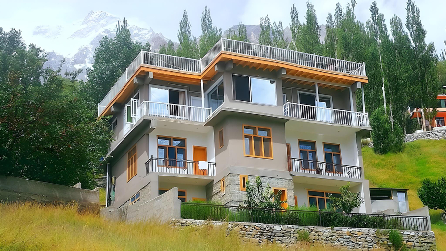Exterior & Views