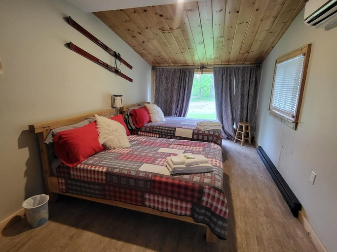 Bedroom 2, Crabbe Mountain Inn, York