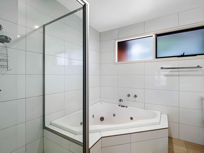 Bathroom 4, Kaloha Holiday Resort Phillip Island, Bass Coast  - Phillip Is.