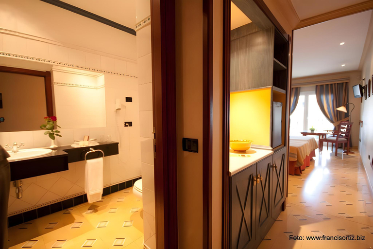 Bathroom 2, Labranda Reveron Plaza, Santa Cruz de Tenerife