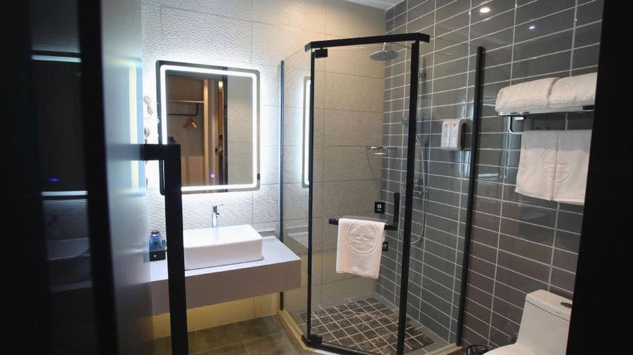 Bathroom 3, Green Tree Inn Express Danyang Wuyue Square Railway Station, Zhenjiang