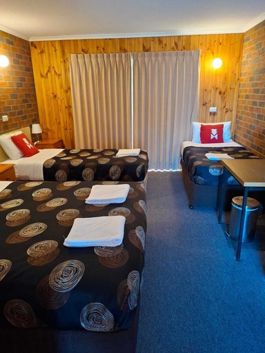 Bedroom 2, Country Road Motel St Arnaud, N. Grampians - St Arnaud