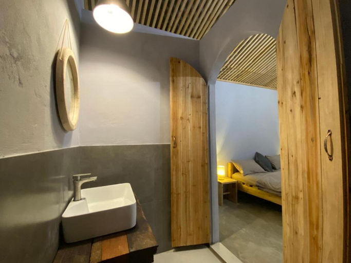 Bathroom 3, Hagiang-holic, Đồng Văn
