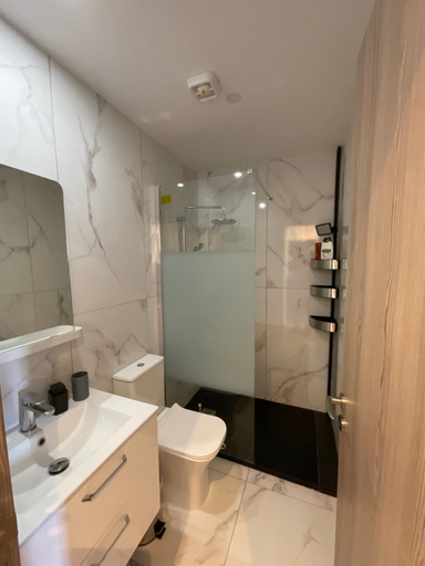 Bathroom 2, Le Voyageur II, Larnaca