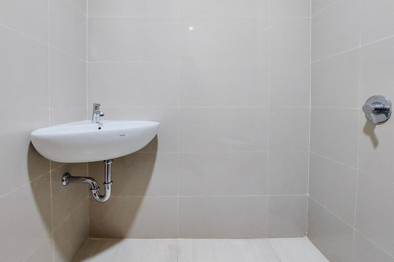 Bathroom 2, Simply Look Studio Apt at B Residence By Travelio, Tangerang Selatan