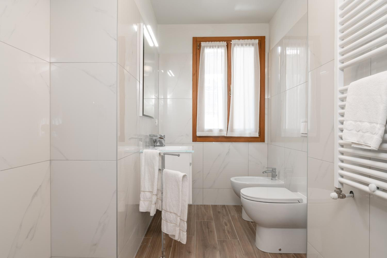 Bathroom 3, Grifoni Boutique Hotel, Venezia