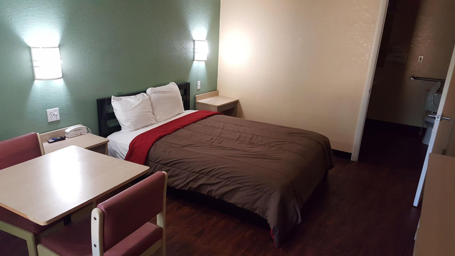 Bedroom 3, Mentor Home Inn, Lake