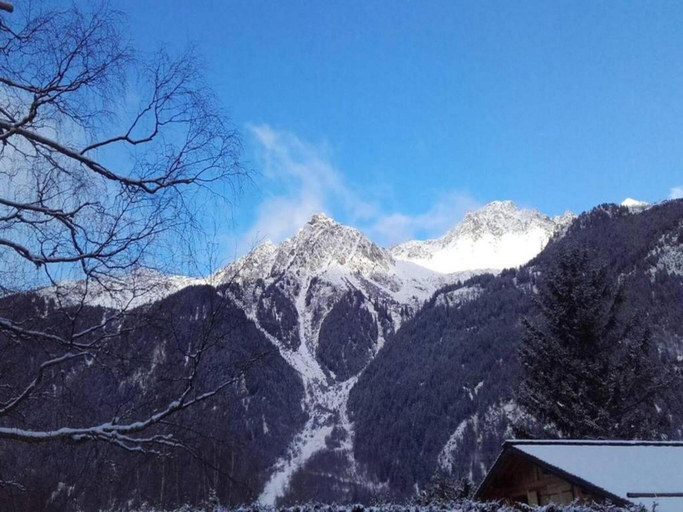 Others 5, Alpine Escape w Pool Views, Haute-Savoie