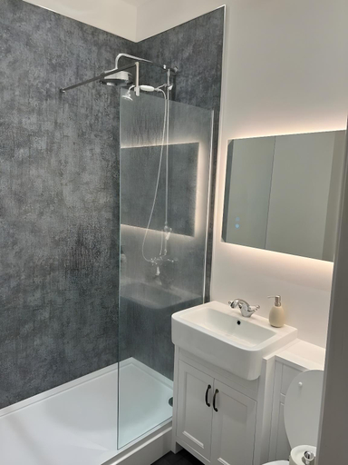 Bathroom, Harmondsworth Hall Guest House, London