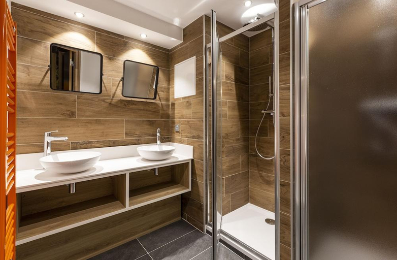 Bathroom 4, Base Camp Lodge, Savoie