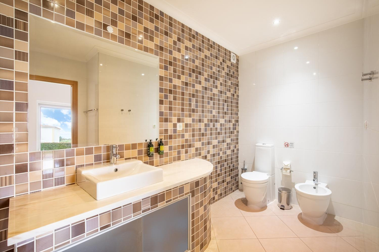 Bathroom 5, NAU Salema Beach Village, Vila do Bispo