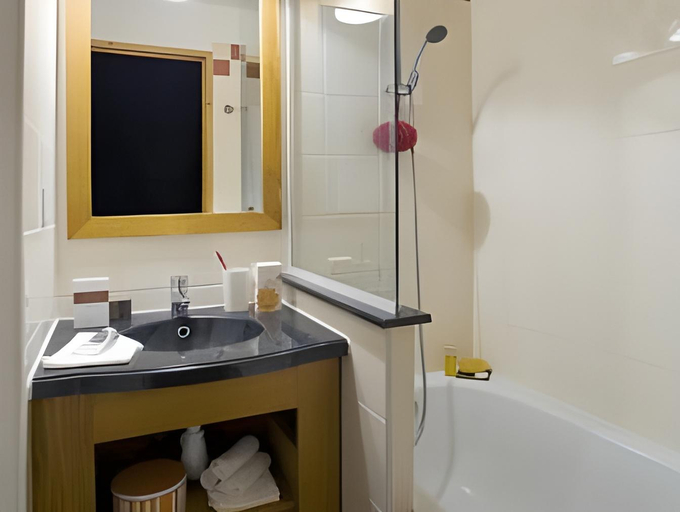 Bathroom 4, Residence Pierre & Vacances Le Quartz, Savoie