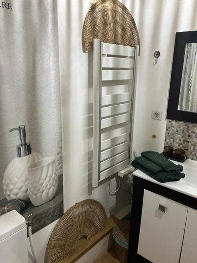 Bathroom 3, Jolie annexe du mas dans le cœur de la garrigue nimoise, Gard