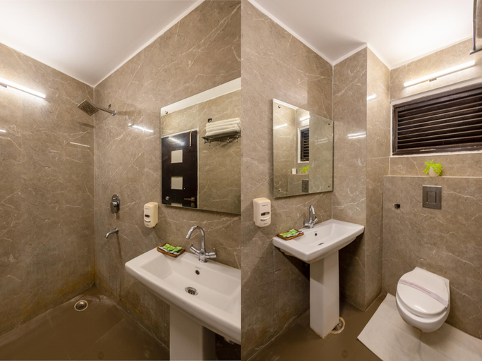 Bathroom 4, Hotel Chanchal Continental, Delhi