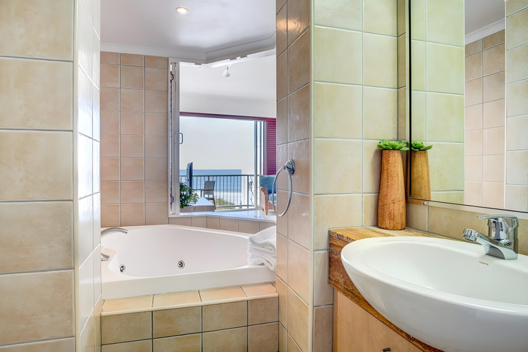 Bathroom 2, Top Floor Unit With Private Rooftop Terrace, Caloundra - Caloundra S.