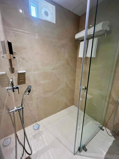 Bathroom 4, Hotel Grand Continent Premier Banjara Hills, Hyderabad, Ranga Reddy