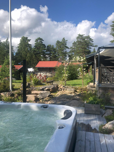 Sport & Beauty 4, Timber cottages with jacuzzi and sauna near lake Vanern, Karlstad