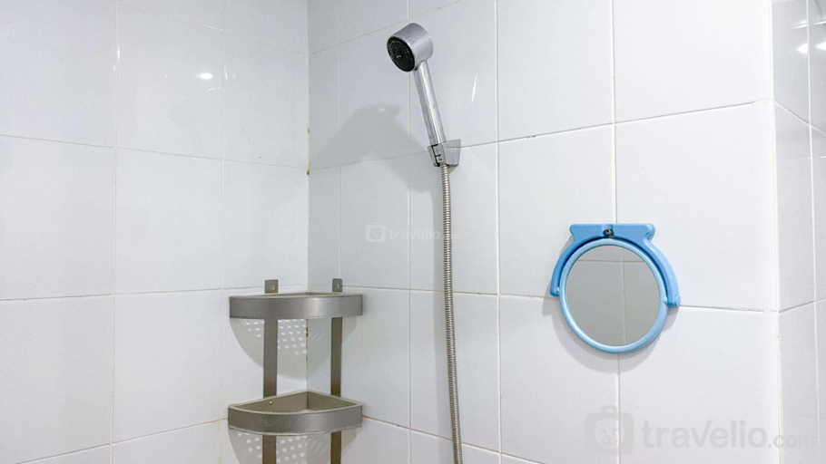 Bathroom 2, Cozy Stay 1BR at Green Pramuka City By Travelio, Jakarta Pusat