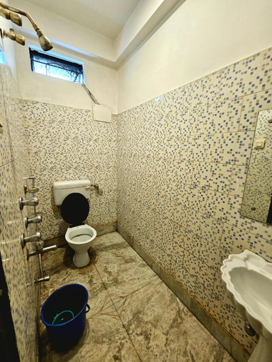 Bathroom 2, Hotel Vishal, Darjiling