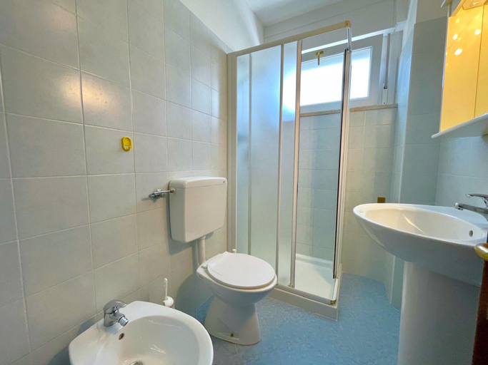 Bathroom, Stunning Beach Apartment in Caorle, Venezia