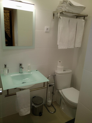 Bathroom 2, Pensao Estacao Central, Lisbon