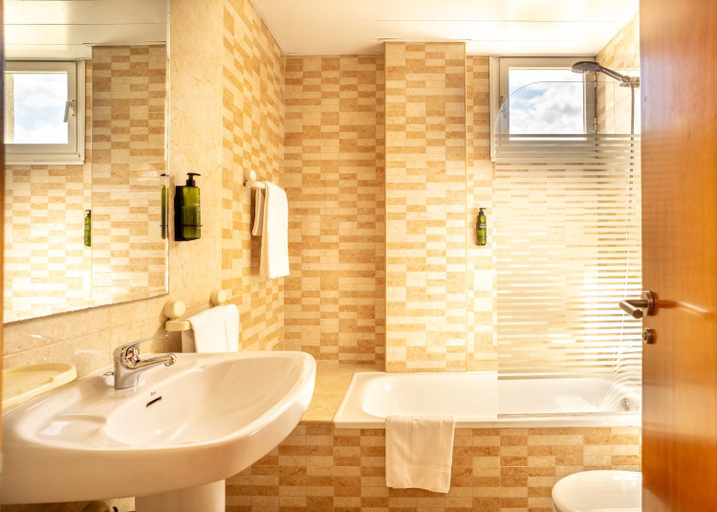 Bathroom 3, Aparthotel Ona Palamos, Girona