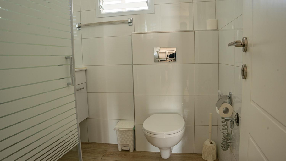 Bathroom 2, אדום 179, דירות נופש