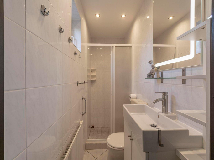 Bathroom, Boerenslag-2 bungalow, 5-guests opposite Beach, Zijpe