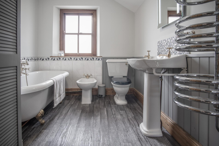 Bathroom 3, Pendeilo Villa - 5 Bedroom Holiday Home - Amroth, Pembrokeshire