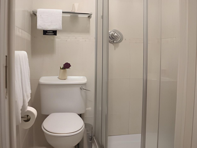 Bathroom 4, Celtic Lodge Guesthouse - Restaurant & Bar, Dublin