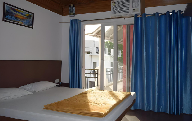 Bedroom 2, Hotel Moksha - 500M From Ram Jhula, Garhwal