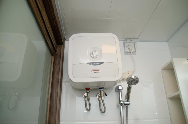 Bathroom 3, Nice and Comfy Studio at Sky House BSD By Travelio, South Tangerang