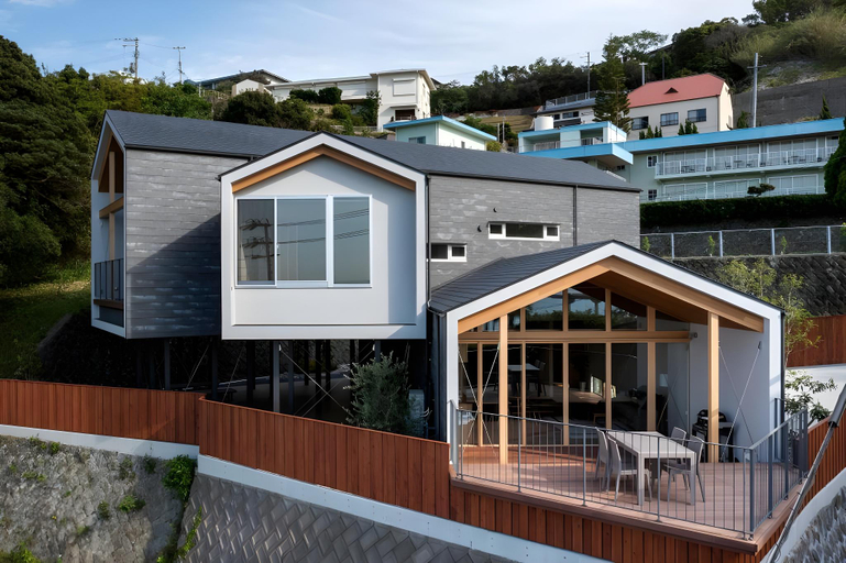 Exterior & Views