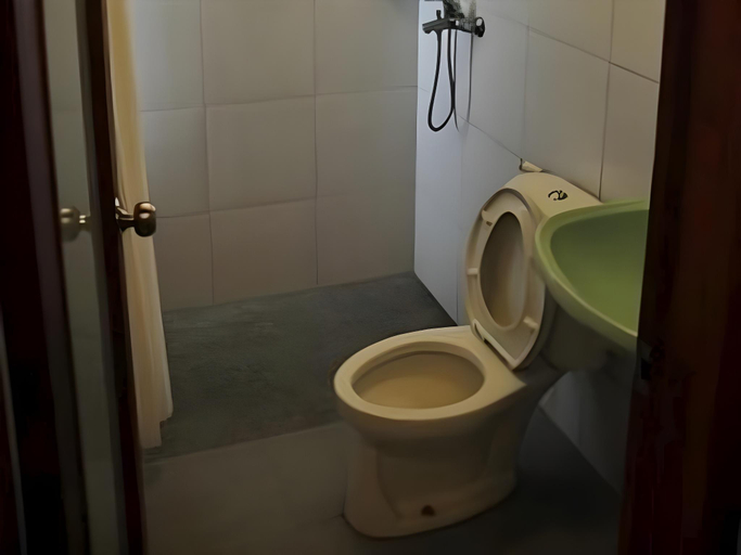 Bathroom 3, Kuta Legian Inn, Badung