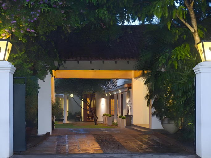 Exterior & Views
